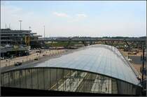 Blick auf das Glasdach des Flughafenbahnhofes von K�ln. 30.7.2004 (Jonas)