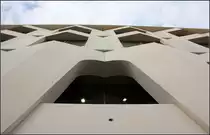 . Eigenwillige Fassade - 

Gesch�ftshaus Herrenstra�e Karlsruhe. Detailansicht der plastisch wirkenden Fassade aus Wei�betonfertigteilen. 26.10.2013 (Matthias)