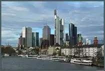Die Skyline von Frankfurt am Main, von der alten Br�cke aus gesehen. Von links nach rechts: Leonhardskirche, Eurotower, Skyper-Hochhaus, Taunusturm, Commerzbank Tower (Mitte, das h�chste Geb�ude Deutschlands), Maintower, Alte Nikolaikirche und Paulskirche. (28.10.2013)