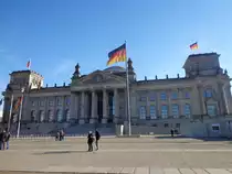 Berlin. Der Reichstag vom Platz der Republik aus gesehen am 31.Oktober.2013.