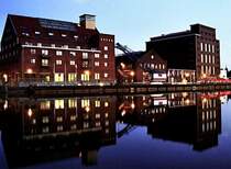 Duisburger Innenhafen (29. Juli 2001). Der Duisburger Innenhafen mit seinen Getreidespeichern und M�hlenbetrieben galt einmal als  Brotkorb des Ruhrgebiets . In den letzten Jahren begann der Wandel des innenstadtnahen Areals zu einem Zentrum urbanen Lebens. Lager- und Fabrikgeb�ude verwandelten sich in B�ros, Museen, Gastronomiebetriebe usw., die Ufer wurden zu Flaniermeilen. Der �stliche Teil des Hafenbeckens wurde abgeteilt und dadurch zu einem kleinen See, weiter westlich wurde eine Marina angelegt.