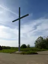 Tuniberg, das ca.10m hohe Eisenkreuz wurde 1992 aufgestellt, Okt.2013