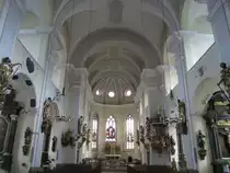 Judenburg, Langschiff der St. Nikolaus Kirche, Rokokokanzel von 1781, Pfeilerfiguren der 12 Apostel von Balthasar Brandst�tter (03.10.2013)