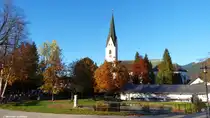 Platz vor dem Oberstdorfhaus/Kurpark am Nachmittag mit der katholischen Pfarrkirche St. Johannes Baptist, Oberstdorf (Landkreis Oberallg�u, Bayern, Oktober 2013)