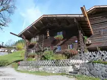 Gerstruben Haus Nr. 4 von 1619 beherbigt ein kleines Muserum - dahinter das Gasthaus, wesentlich j�nger (Landkreis Oberallg�u, Bayern, Oktober 2013)