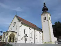 Bleiburg, St. Petrus und Paulus Kirche, sp�tgotisch, erbaut im 15. Jahrhundert, 
Westfassade mit neugotischem Arkadenvorbau aus dem 19. Jahrhundert (04.10.2013)