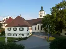 K�nigseggwald, Blick zur katholischen Pfarrkirche St.Georg von 1481, links das Pfarrhaus, Aug.2013