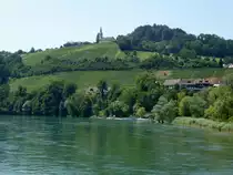 R�dlingen am Hochrhein, Blick von der Rheinbr�cke zur Schiffsanlegestelle und dem Ort, auf dem Berg die Kirche von Buchberg, Juli 2013