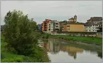 Spiegebild der H�user von Parma im Fluss Parma, eines Nebenfluss des Po's.
(14.11.2013)