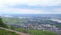 Blick auf R�desheim am Rhein und �ber den Rheingau. 24.07.2007