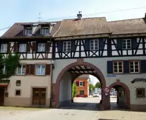 Kenzingen, das Schwabentor stadtausw�rts gesehen, der Durchgang durch die Stadtmauer entstand im 18.Jahrhundert, Juni 2013