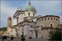 <U>Brescia.</U>

Alter Dom und neuer Dom. Der kreisrunde alte Dom wurde im 12. Jahrhundert im romanischen Stil in Stein erbaut. Von der damals niedergerissenen alten Kathedrale ist nur noch die Krypta erhalten. (Gottseidank) Nebenan wurde von 1604 bis 1825 im barocken und klassizistischen Stil der neue Dom errichtet. Die monumentale Fassade sieht auf den ersten Blick klein aus, beeindruckt aber mit seiner immensen Gr��e, wenn man davor steht. Die Kuppel ist die drittgr��te Italiens. Dahinter erhebt sich der Torre del P�gol (Volksturm) mit 54 Metern, er ist Bestandteil des Palazzo Broleto, Sitz des Provinzrates. Sommer 2013.