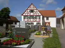 Neunstetten, ehem. Schul- und Mesnerhaus, zweigeschossiger Satteldachbau, erbaut 1748 (16.06.2013)