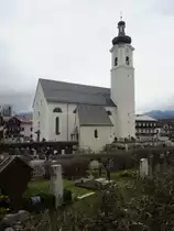 Oberaudorf, Pfarrkirche Maria Himmelfahrt, Saalbau mit Satteldach, S�dturm mit 
Welscher Haube, Kirche erbaut im 15. Jahrhundert, 1831 nach Brand erneuert (06.04.2012)