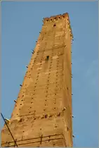 Einer der beiden T�rme (due Torre) reicht weit in Himmel von Bologna.
13. Nov. 2013
