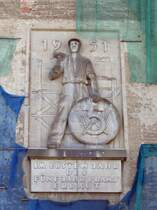 Arbeiter mit F�nfjahrplan, das Relief aus tiefster DDR-Zeit befand sich am ehemaligen K�hlhaus:  1951 IM ERSTEN JAHR DES F�NFJAHRPLANS ERBAUT . Beim Abriss des Geb�udes ging das zu schonende Relief zu Bruch - Dresden, 13.10.2005
