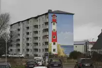 So kann man unsch�ne Blocks auch versch�nern.
Passend zu den Fenstern auf der Seitenfront wurde
an diesem Haus ein Leuchtturm aufgemalt. Er gr��t
schon von weitem die im Bahnhof Westerland auf Sylt
ankommenden G�ste!
Aufnahme am 23.11.2013