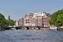 Amsterdam - einer der Br�cken �ber die Amstel und Wohnbauten - 23.07.2013