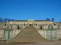 Das Schloss Sanssouci mit seinen Weinbergterrassen von der Hauptallee aus gesehen ,Potsdam, 25.11.13