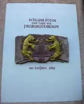 Freiburg, der originale Schlu�stein des Eingangstores der M�nzanstalt von 1567, im Haus zum Sch�ltin in der Altstadt, Okt.2013 