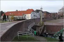 Hooksiel. Das Siel wurde 1885 in der jetzigen Form erbaut. Es erm�glicht den nat�rlichen Binnenwasserabfluss ins Meer. Zu sehen ist auch die alte Hafenlaterne. 26.11.2013