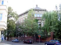 Dieses sch�ne Geb�ude, man beachte den Dachbereich, steht an der Stra�e des Friedens in Wurzen, 02.08.07