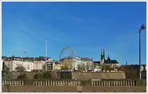 . Stadt Luxemburg - Aussicht von der Adolphe Br�cke (Nei Br�ck) auf den Weihnachtsmarkt der Place de la Constitution, sowie zwei Wahrzeichen der Hauptstadt Luxemburgs, die Kathedrale Notre-Dame de Luxembourg und die G�lle Fra (Goldene Frau). So lautet der gel�ufige Name des Monument du Souvenir, eines Mahnmals f�r die gefallenen Soldaten aus dem ersten Weltkrieg. 02.12.2013 (Hans)
