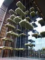 M�lhausen (Mulhouse), die  schwebenden Autos  im Eingangsbereich des Automobilmuseums, Nov.2013