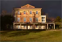 <U>Lichtspiele in Konstanz</U>

W�hrend Xaver den Bodensee streift, werden die Wolken extrem dunkel, aber das Licht kommt von S�dwesten ungehindert durch. Die Fassade der Villa Prym an der Seestra�e wird durch dieses Licht fast surreal dargestellt. Dezember 2013. 