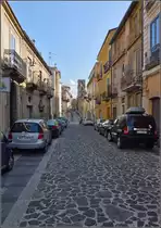 L�wenberg - fr�her Monteleone, seit 1928 wieder mit dem r�mischen Namen Vibo Valentia versehen.

Via Francesco Fiorentino. Sommer 2013.