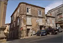 L�wenberg - fr�her Monteleone, seit 1928 wieder mit dem r�mischen Namen Vibo Valentia versehen.

Haus in der Scesa del Ges�. Sommer 2013.