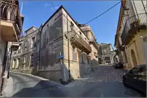 L�wenberg - fr�her Monteleone, seit 1928 wieder mit dem r�mischen Namen Vibo Valentia versehen.

Scheideweg an der Via San Michele. Sommer 2013.