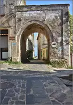 L�wenberg - fr�her Monteleone, seit 1928 wieder mit dem r�mischen Namen Vibo Valentia versehen.

Das sich diese Durchfahrt in der Via San Michele f�r LKW nicht empfiehlt, versteht sich auch so. Sommer 2013.