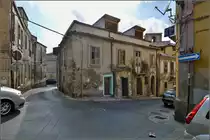 L�wenberg - fr�her Monteleone, seit 1928 wieder mit dem r�mischen Namen Vibo Valentia versehen.

Viel der historischen Bausubstanz ist dem Verfall preisgegeben. Das Haus hier ist dennoch von einem freundlichen alten Herren in einer winzigen Wohnung bewohnt. Sommer 2013.