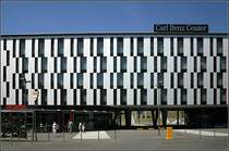 Das neue Carl Benz Center zwischen dem Daimlerstadion und der ebenfalls neuen Porsche-Arena. Das 2007 er�ffente Geb�ude beinhaltet ein Hotel, die Carl-Benz-Arena und verscheidene Einrichungen f�r den VfB Stuttgart. Geplant wurde das Haus von KBK Architekten (Belz Lutz Guggenberger). 6.8.2007 (Matthias)