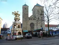 Dom St. Peter mit noch geschlossenen Weihnachtsmarktbuden in Osnabr�ck (Niedersachsen, Dezember 2013)