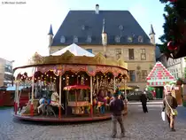 Das Karussell vor dem historischen Rathaus hat inzwischen ge�ffnet (Osnabr�ck, Niedersachsen, Dezember 2013)