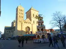 Weihnachtsmarkt vor dem Dom St. Peter in Osnabr�ck (Niedersachsen, Dezember 2013)