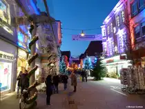 Die Krahnstra�e ist einer der vielen sch�n beleuchteten Einkaufsstra�en in Osnabr�ck (Niedersachsen, Dezember 2013)
