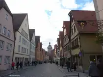 Galgengasse mit dem Wei�en Turm der inneren Stadtmauer, Rothenburg ob der Tauber (Landkreis Ansbach, Bayern, Dezember 2013)