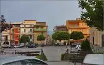 Nicastro - heute der wichtigste Teilort Lamezia Therme. 

Ein Vorort mit engen Gassen in quadratischem Raster und einer sch�nen Kirche. Den Namen des Viertels konnte ich nicht eroieren. Wer hier vorf�hrt hat mindestens 50 Augen bei jedem Schritt auf sich gerichtet. Sommer 2013.