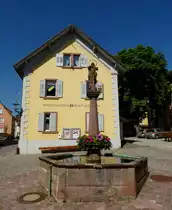 Endingen am Kaiserstuhl, Marienbrunnen, dahinter das Martinshaus, beherbergt eine �ffentliche Bibliothek, Juli 2013 