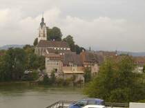 Hier nun die Frontseite der Stadt, die direkt am Rhein liegt und von der Kirche und der Burg �berragt wird. Das Bild ist von Laufenburg Deutschland gemacht. Der Rhein teilt also folglich die beiden Gemeinden, die erstaunliche Fakten aufweisen... (z. Bsp. Laufenburg hat: 3 Bahnh�fe, 2 Autobahnauffahrten, liegt in 2 L�ndern und am m�chtigsten Fluss Europas...) ich finde das erstaunlich!