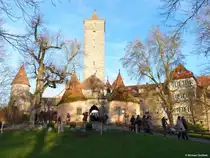 �u�ere Stadtmauer mit Vorbauten des Burgtors im Westen von Rothenburg ob der Tauber wird auch von einer japanischen Gruppe fotografiert (Landkreis Ansbach, Bayern, Dezember 2013)