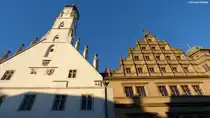 Die S�dfassaden vom gotischen Teil (links) mit Turm und dem j�ngeren Renaissancebau (rechts) vom Rathaus in Rothenburg ob der Tauber (Landkreis Ansbach, Bayern, Dezember 2013)