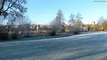 Dinkelsb�hl im morgendlichen Rauhreif von der Schwedenwiese aus gesehen, heute Parkplatz f�r Pkw's und Busse (Landkreis Ansbach, Bayern, Dezember 2013)