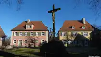 Links das Pfarrb�ro hinter dem M�nster St. Georg in der Altstadt von Dinkelsb�hl (Landkreis Ansbach, Bayern, Dezember 2013)