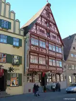 Das Deutsche Haus am Weinmarkt in Dinkelsb�hl ist ein pr�chtiges Fachwerkhaus zwischen verputzten H�usern und ist Hotel und Restaurant (Dinkelsb�hl, Landkreis Ansbach, Bayern, Dez. 2013)