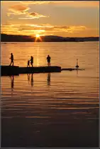 . Fr�her Sonnenuntergang in Oslo - 

Schon recht bald verschwindet im Winter die Sonne hinter den Inseln des Oslofjordes. Es war erst so 20 Minuten nach 15 Uhr. 

Tjuvholmen, Oslo, 29.12.2013 (Matthias)