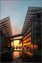 . Sonnenuntergangs-Stimmung in Oslo - 

Blick zwischen den beiden Geb�udeteilen des Astrup Fearnley Museums hindurch zum letzten Sonnenlicht. Das Museum wurde von Renzo Piano geplant und wurde 2012 fertiggestellt.

Oslo, Tjuvholmen, 29.12.2013 (Matthias)